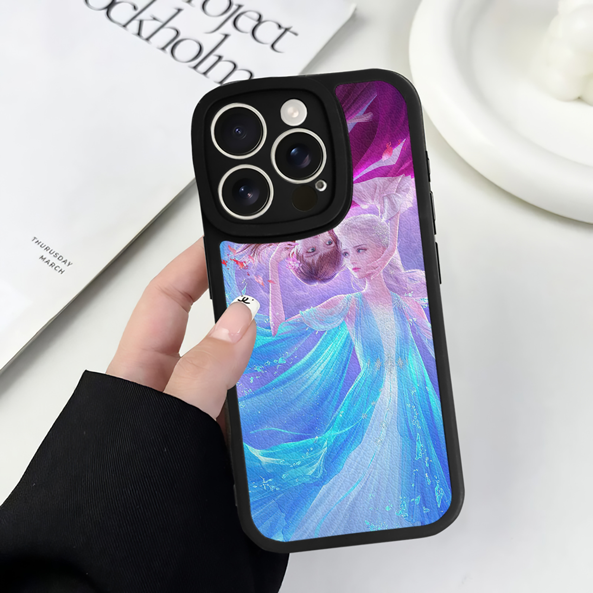 （画像用） アナと雪の女王 アンナ エルサ Frozen Anna Elsa 【iPhone 16シリーズ対応】シリコンスマホケース（レザー調） 材質：シリコン